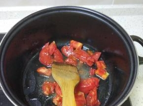 国内放油，加入葱蒜适量，加入西红柿，放盐，将西红柿炒软出水