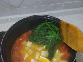 待西红柿炒至软烂之后加入热水，一次加入菠菜，豆腐