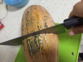 将南瓜洗干净，去皮去瓤