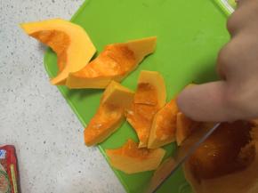 将南瓜切块，锅中加入水，南瓜块蒸煮5分钟，煮烂成泥