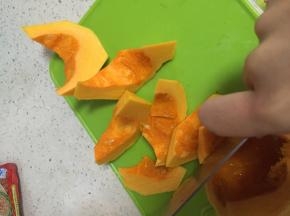将南瓜切块，锅中加入水，南瓜块蒸煮5分钟，煮烂成泥