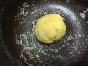 锅内加入自发粉，将南瓜泥加入，揉匀