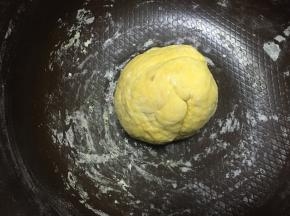 锅内加入自发粉，将南瓜泥加入，揉匀
