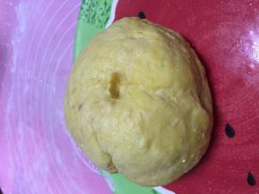 醒面、发酵15-20分钟，把面团拿出，用手指戳一下面团，洞不弹起，证明面团已经发好