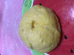 醒面、发酵15-20分钟，把面团拿出，用手指戳一下面团，洞不弹起，证明面团已经发好