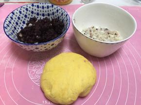 在面团上撒上面粉，揉至光滑的面团，排出气体，将红豆煮成红豆沙，薏米煮烂