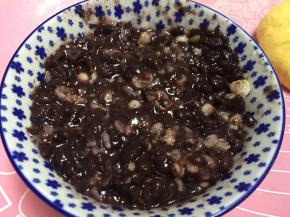 将薏米和红豆沙混合，拌匀