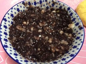 将薏米和红豆沙混合，拌匀