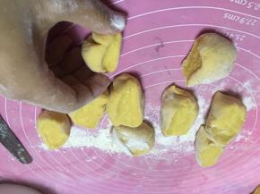 将面团揉成条，切成楔子