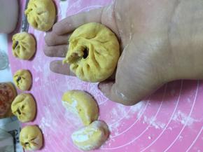 将面团包成包子