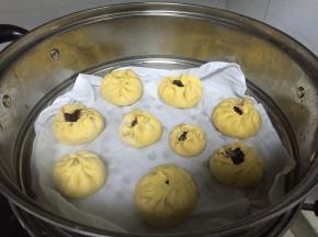 将包好的包子置于笼屉上