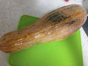 将南瓜洗干净，去皮去瓤