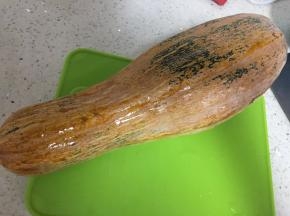 将南瓜洗干净，去皮去瓤