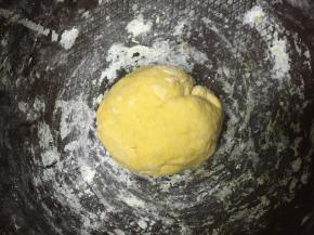 锅内加入木薯粉，将南瓜泥加入，揉匀，揉成不粘手的面团