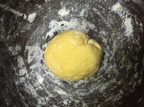 锅内加入木薯粉，将南瓜泥加入，揉匀，揉成不粘手的面团