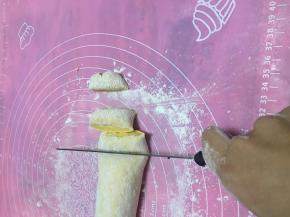 取出一部分搓成长条，滚刀切成小丁，就是生的南瓜芋圆