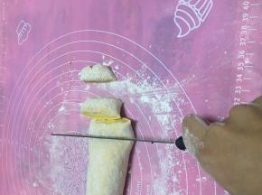 取出一部分搓成长条，滚刀切成小丁，就是生的南瓜芋圆