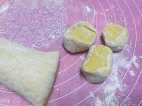 切好的生芋圆撒上一层木薯粉，防治互相黏在一起，多的可以放进冰箱冷藏起来