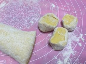 切好的生芋圆撒上一层木薯粉，防治互相黏在一起，多的可以放进冰箱冷藏起来