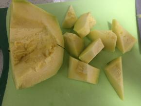 南瓜洗干净，去皮，去瓤，切成小块