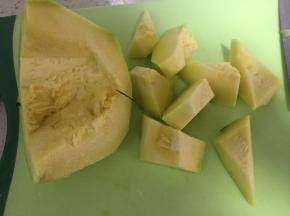 南瓜洗干净，去皮，去瓤，切成小块