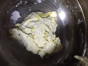 将南瓜泥加入糯米粉中，和匀