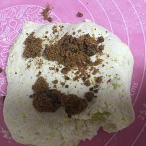 我买的南瓜不是很甜，所以加入一些红糖调味