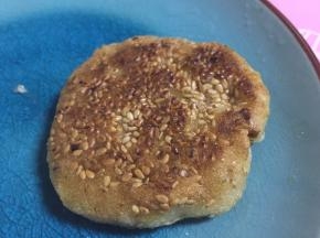 平底锅均匀的刷上食用油，将饼放入，两面煎熟即可。