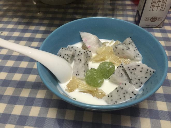 牛奶泡水果