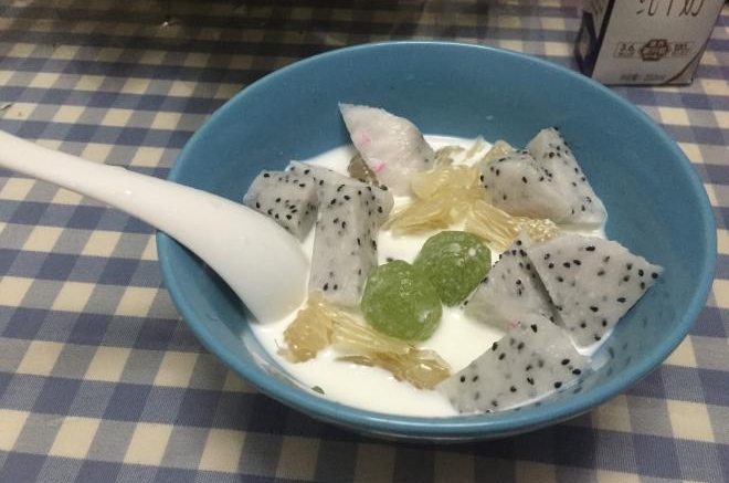 牛奶泡水果