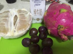 将所有水果洗干净，备用