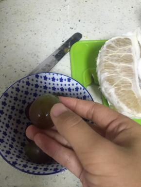 将葡萄剥皮，如有条件可以去籽