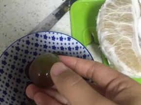 将葡萄剥皮，如有条件可以去籽