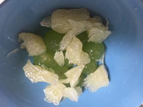 柚子同样去皮，剥成大小不一的小块