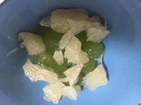 柚子同样去皮，剥成大小不一的小块