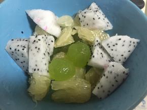 火龙果切开，去皮，切成大小不一的小块