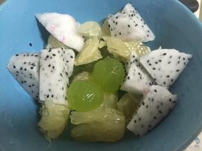 火龙果切开，去皮，切成大小不一的小块