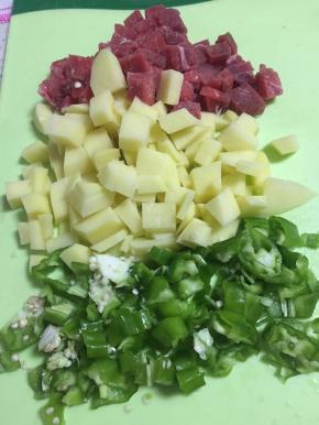 将土豆、牛肉、青椒，切成小丁