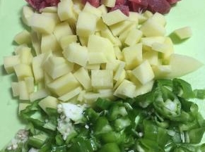 将土豆、牛肉、青椒，切成小丁