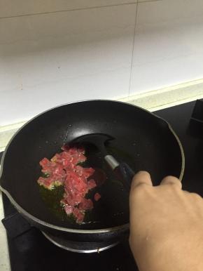 锅里烧热，倒入橄榄油，倒入牛肉丁，翻炒至变色，加入少许料酒和盐
