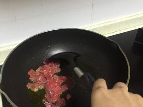 锅里烧热，倒入橄榄油，倒入牛肉丁，翻炒至变色，加入少许料酒和盐