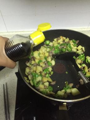 加入少量鲜酱油，料酒，盐，翻炒均匀