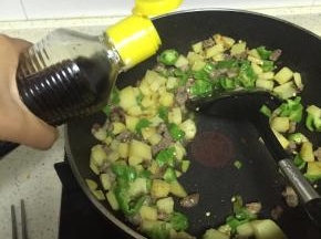 加入少量鲜酱油，料酒，盐，翻炒均匀