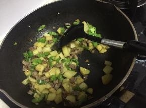 放入一点水，炒3-5分钟