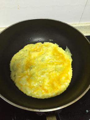 锅中加入少量的油，摊成蛋饼