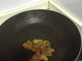 锅里加入少量的油，将泡菜翻炒1-2分钟