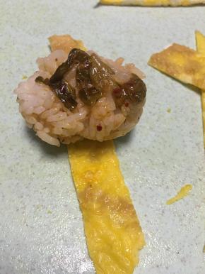 拿出炒好的泡菜饭，捏成长条团子