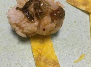 拿出炒好的泡菜饭，捏成长条团子