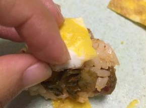 用蛋饼条卷好