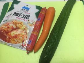 准备煮好的米饭、一包泡菜、火腿肠、洗好的黄瓜胡萝卜，备用